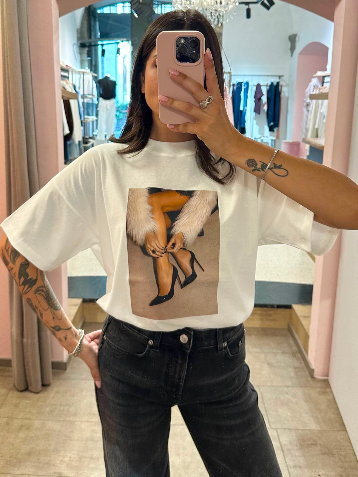 VICOLO - T Shirt stampa "Pelliccia e tacco"
