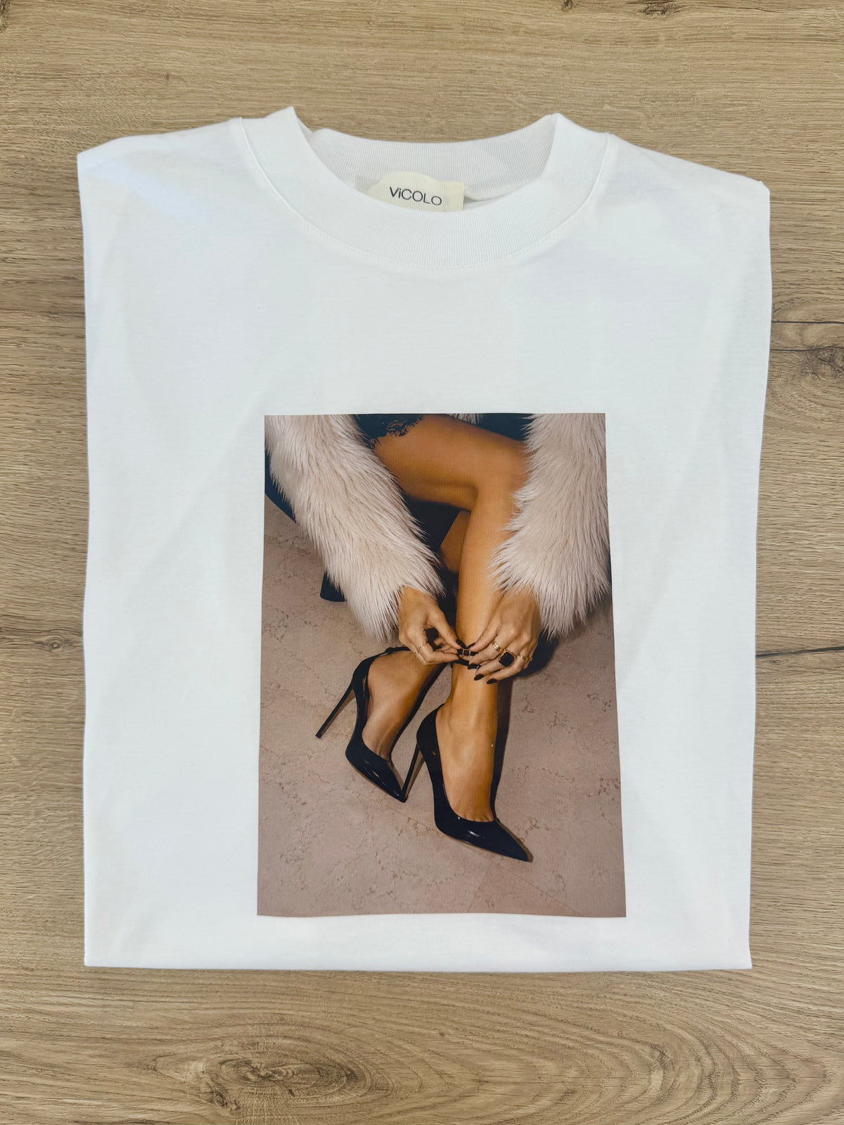 VICOLO - T Shirt stampa "Pelliccia e tacco"