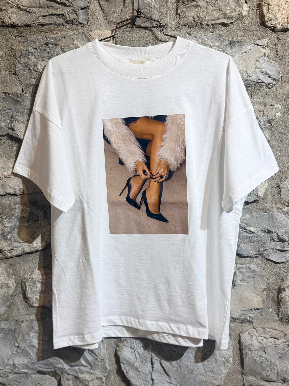 VICOLO - T Shirt stampa "Pelliccia e tacco"
